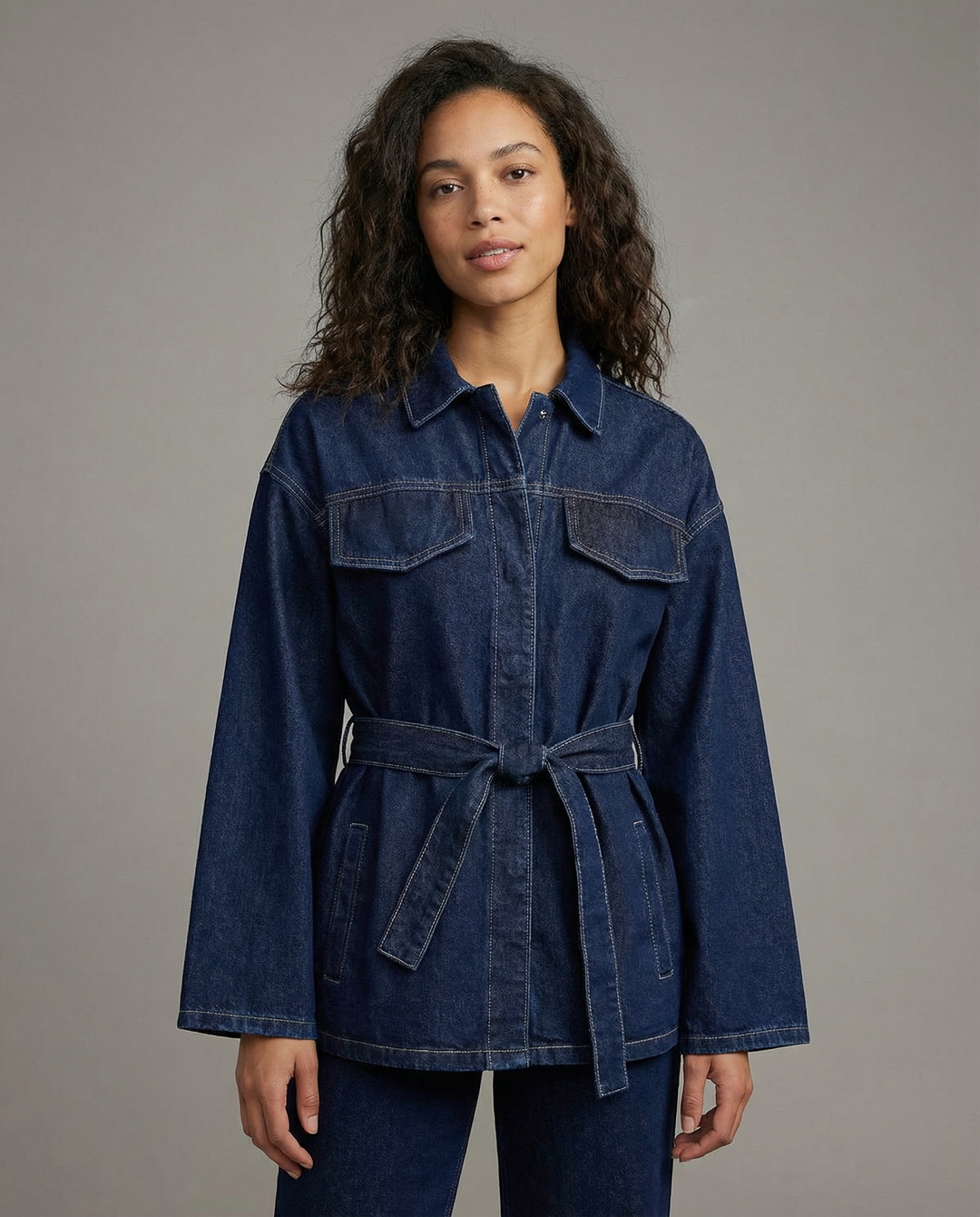 Women’s Belted Denim Utility Jacket with Structured Collar and Relaxed Fit